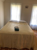 Escritorio y espacio para trabajar con laptop 