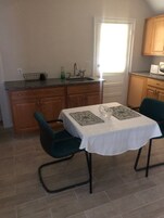 Quarto casal ou duplo | Cozinha privada | Frigobar, micro-ondas, talheres/pratos/utensílios de cozinha