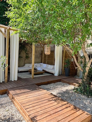 Terrace/patio - Ideal for friends: "La Belle Dame sans Regrets" with swimming pool, garden & workshop  (Talairan)