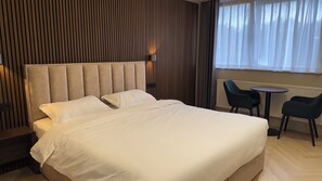 Skrivebord, skrivebord for bærbar PC, barnesenger og wi-fi (inkludert)