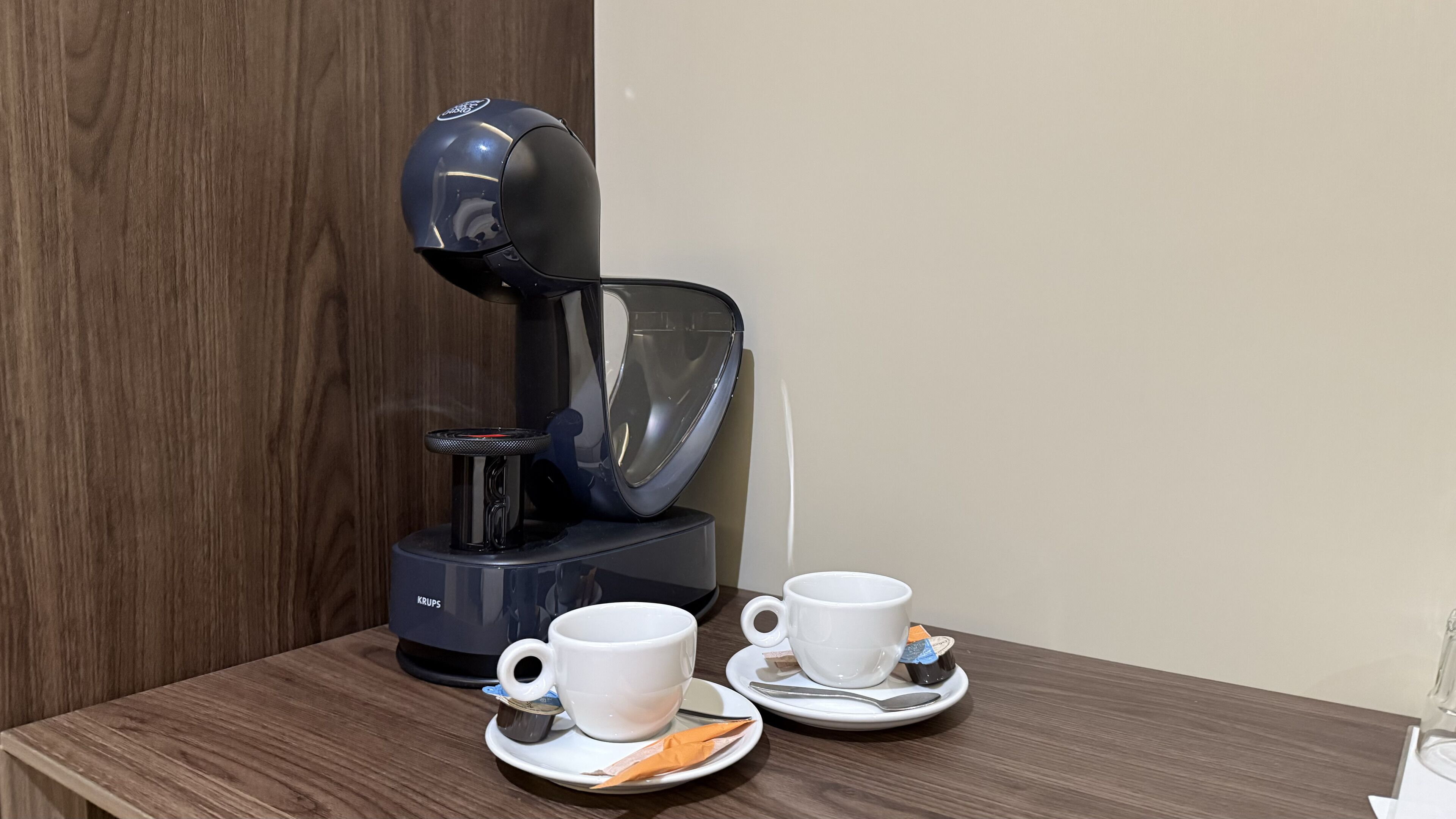 Escritorio, espacio para trabajar con laptop, cunas y wifi gratis 