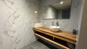 Shower, hair dryer, towels, soap - Tung Hotel (Zeewolde)