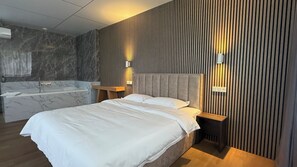 Luxury Room | Premium bedding, desk, laptop workspace, free WiFi - Tung Hotel (Zeewolde)