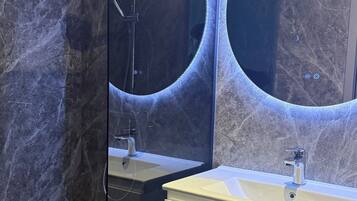 Economy Single Room | Bathroom | Shower, hair dryer, towels, soap