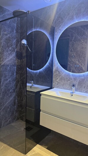 Economy Single Room | Bathroom | Shower, hair dryer, towels, soap - Tung Hotel (Zeewolde)