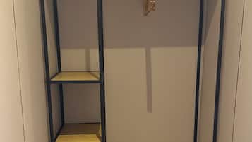 Economy-Einzelzimmer | Schreibtisch, laptopgeeigneter Arbeitsplatz, Babybetten