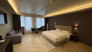 Desk, laptop workspace, cribs/infant beds, free WiFi - Tung Hotel (Zeewolde)