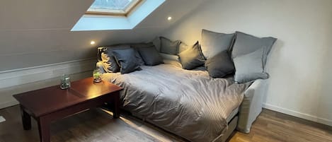 2 Schlafzimmer, BĂŒgeleisen/BĂŒgelbrett, WLAN, BettwĂ€sche