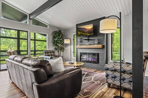 Smart TV, fireplace, video games - Modern 4BR: Mtn View/Hot Tub/Arcade/Resort Perks (Sevierville)