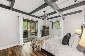 4 bedrooms, desk, iron/ironing board, travel crib