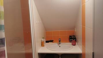 Een douche, handdoeken, toiletpapier