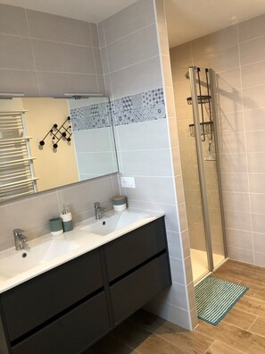 淋浴设施、吹风机、毛巾、肥皂