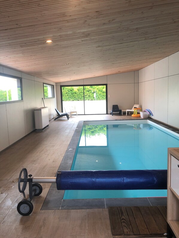 室内游泳池，恒温泳池