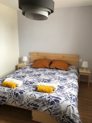 4 多间卧室、旅行婴儿床、WiFi、床单