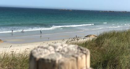 GĂźte Bleuniou accĂšs piscine(6 Ă 10 pers). A 2 min Ă pieds de la plage.