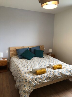 4 多间卧室、旅行婴儿床、WiFi、床单