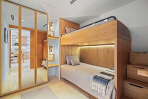 2 Schlafzimmer, Zimmersafe, Schreibtisch, Bügeleisen/Bügelbrett