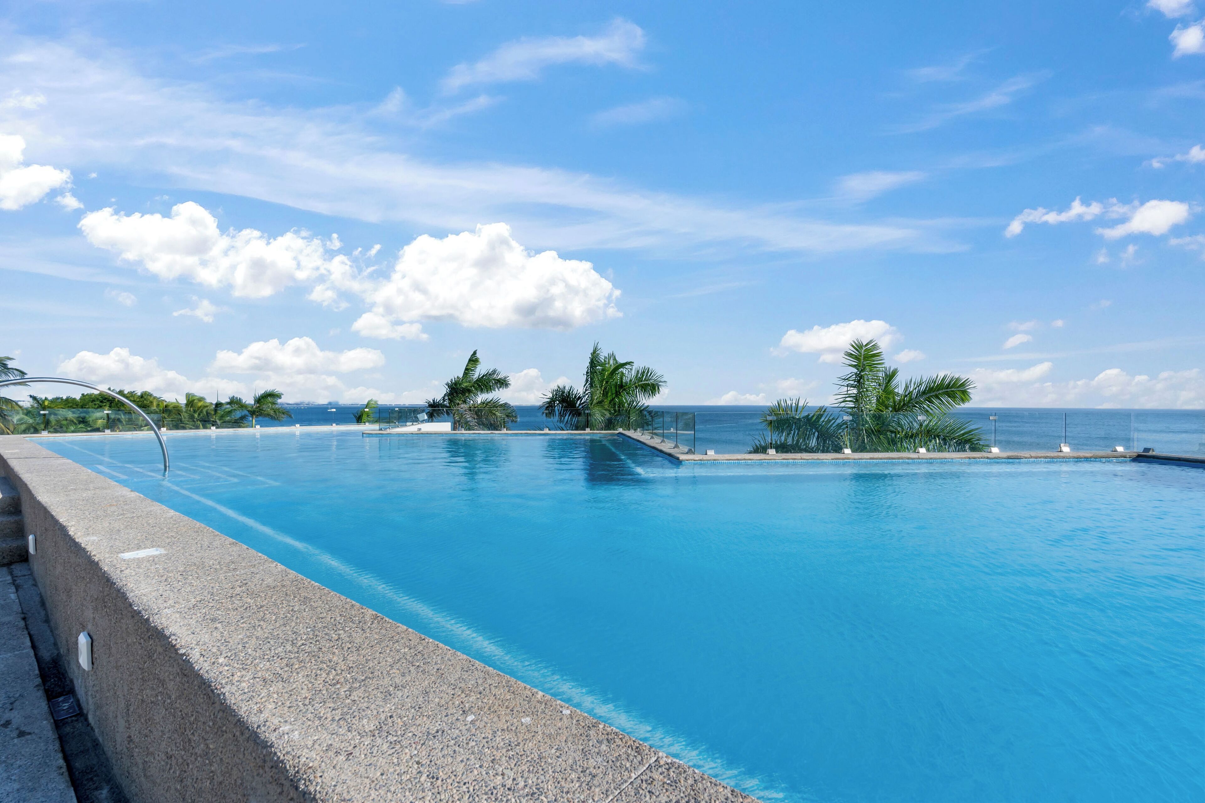 Utendørsbasseng og et oppvarmet basseng