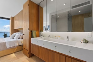2 chambres, coffre-fort, bureau, fer et planche Ă repasser