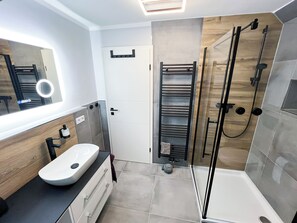 Douche, séchoir à cheveux, serviettes fournies, savon