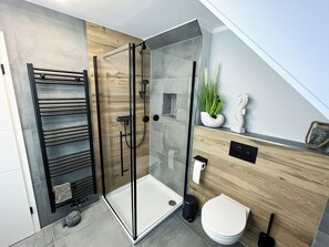 Dusche, Haartrockner, Handtücher, Seife