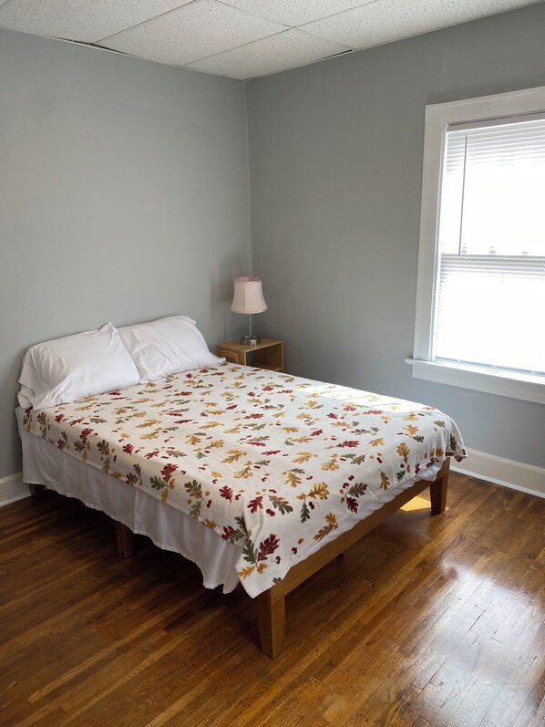 3 habitaciones, tabla de planchar con plancha, wifi y ropa de cama 