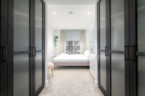 2 Schlafzimmer, Schreibtisch, Bügeleisen/Bügelbrett, Reisekinderbett