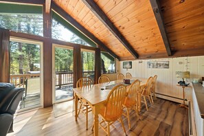 Dining - Cozy chalet with WiFi in charming No. Conway (Conway)
