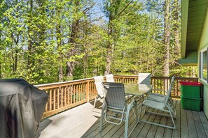 Outdoor dining - Cozy chalet with WiFi in charming No. Conway (Conway)