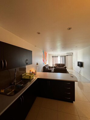 Apartemen, 2 kamar tidur, balkon, pemandangan laut sebagian | Area keluarga | TV layar datar