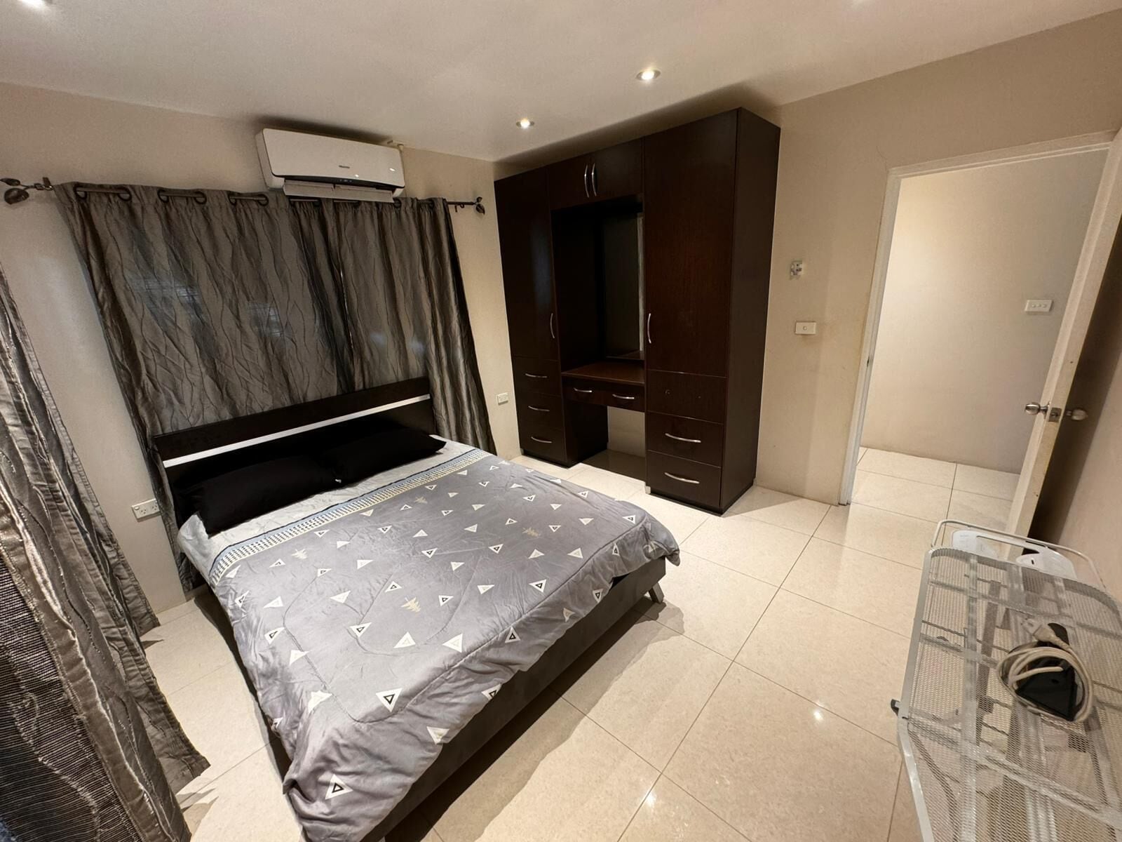 Apartment, 2 Bedrooms, Balcony, Partial Ocean View | 2 bedrooms, individually decorated, individually furnished