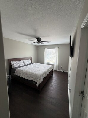 4 bedrooms, iron/ironing board, WiFi, bed sheets