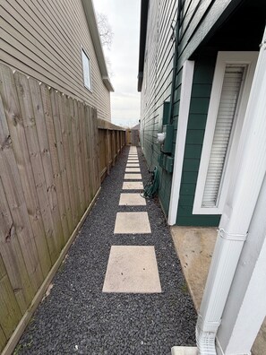 Unclassified image, 2 of 25, button