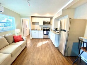 冷蔵庫、電子レンジ、オーブン、コンロ