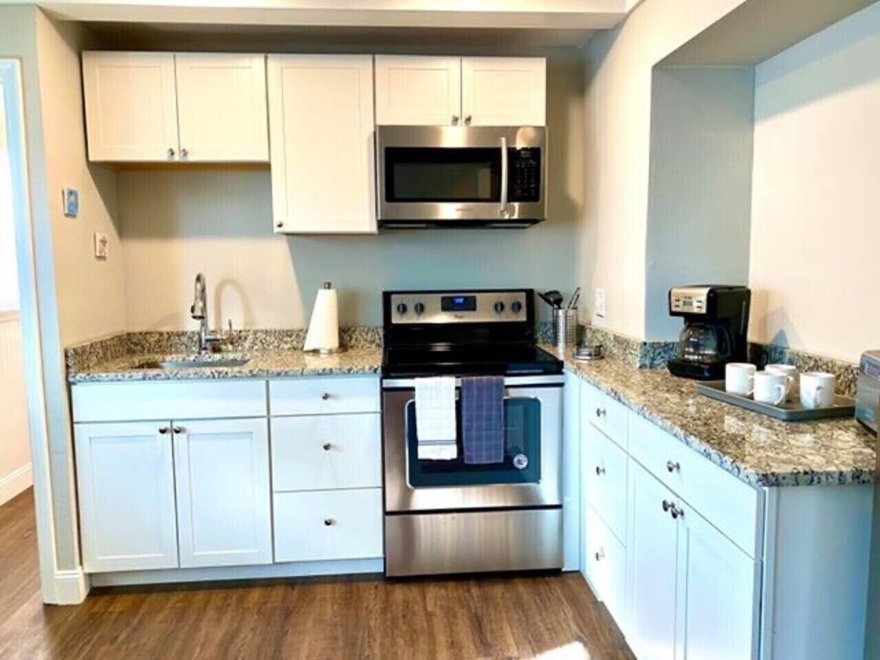 Cafetière/bouilloire, réfrigérateur, micro-ondes, four