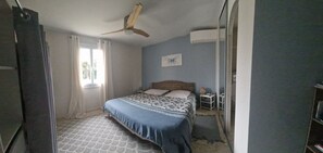 3 makuuhuonetta, työpöytä, silitysrauta/-lauta, vauvan matkasänky