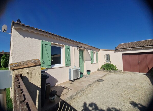 Exterior - Just 10 minutes from Avignon! Country house in a haven of peace. (Sauveterre)