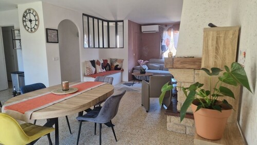 10 minutes from Avignon! Very quiet country house with a small swimming pool 