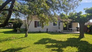 Outdoor dining - Just 10 minutes from Avignon! Country house in a haven of peace. (Sauveterre)