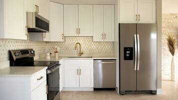 Fridge, microwave, stovetop, dishwasher