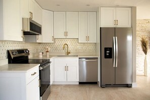 Fridge, microwave, stovetop, dishwasher