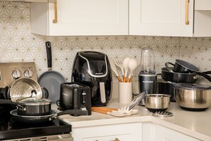 Fridge, microwave, stovetop, dishwasher