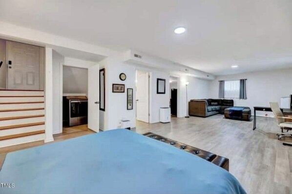 1 habitación, tabla de planchar con plancha, wifi y ropa de cama