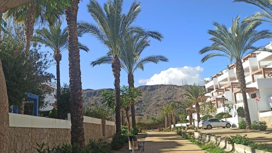 2 Bed Apt - Close To Beach - Pool - Balcony