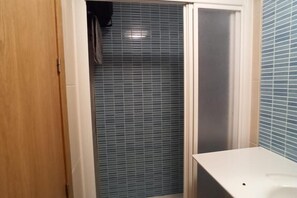 Huoneisto | Kylpyhuone | Suihkun ja ammeen yhdistelmä, syvä kylpyamme, ilmaiset hygieniatuotteet