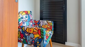 Een stoel met een kleurrijk abstract patroon.
