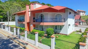 Exterior - Family friendly, close to the beach. (Porto Belo)