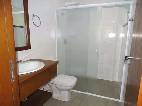 Sèche-cheveux, serviettes fournies, savon