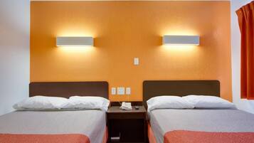 Twin Room | Desk, free WiFi, bed sheets