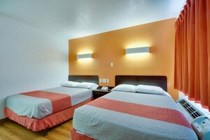 Habitación con 2 camas individuales | Escritorio, wifi gratis, ropa de cama